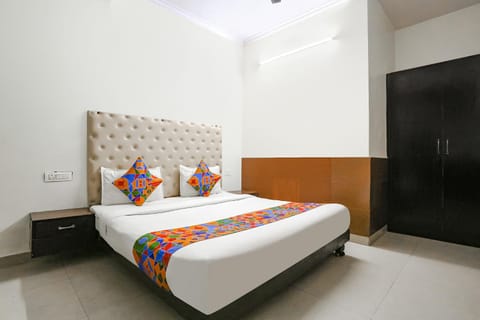 Photo of the whole room, Bedroom, wardrobe