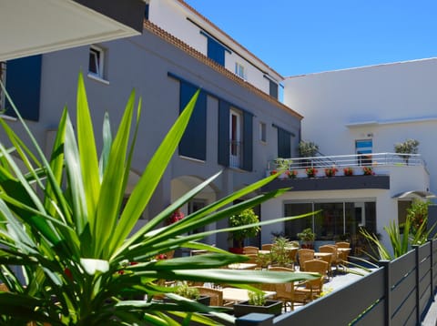 Facade/entrance, Balcony/Terrace