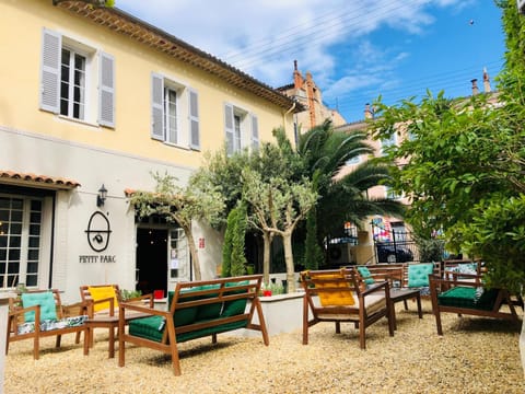Property building, Patio, Restaurant/places to eat, Breakfast