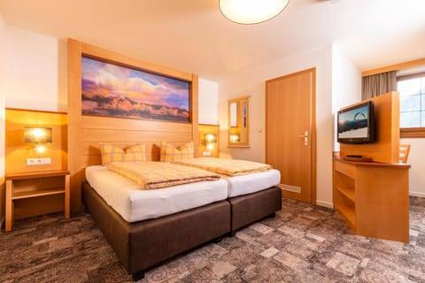 Bed, TV and multimedia, Bedroom