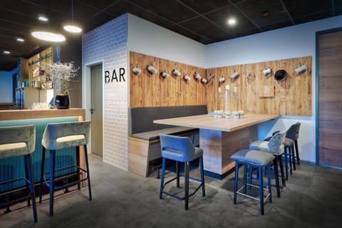 Restaurant/places to eat, Lounge or bar