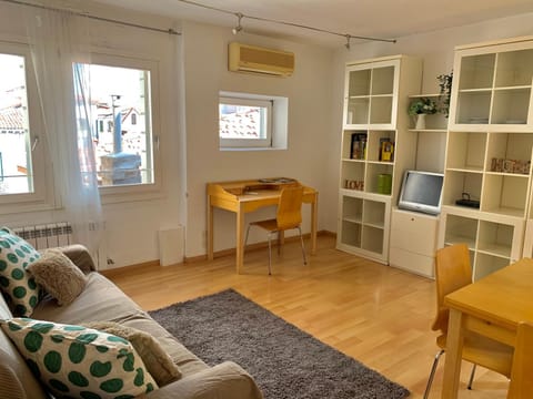 Library, TV and multimedia, Living room, Photo of the whole room, Decorative detail, Seating area, Dining area, City view, Landmark view, Quiet street view