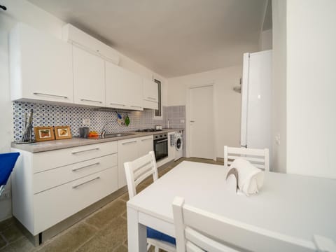 Kitchen or kitchenette, Dining area, stove