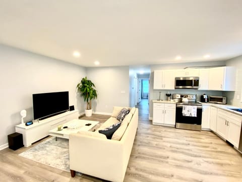 Communal lounge/ TV room, TV and multimedia, Coffee/tea facilities, Kitchen or kitchenette, Living room, Seating area
