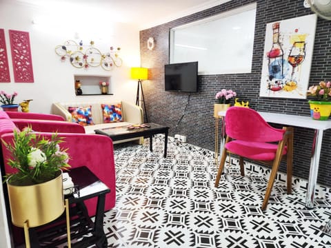 TV and multimedia, Living room, Seating area, Evening entertainment