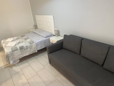 Bed, Living room, Photo of the whole room, Bedroom, towels