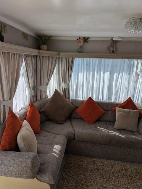 L&g caravan hire 4 BERTH CORAL BEACH GEN FAMILYS ONLY AND LEAD PERSON MUST BE OVER 30 House in Ingoldmells