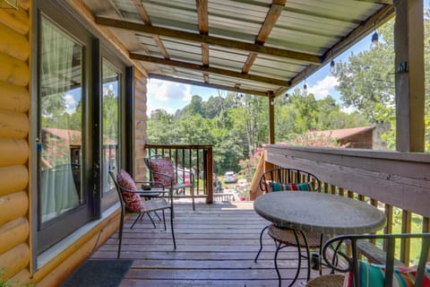 3 Mi to Great Smoky Mtn NP Riverfront Retreat Apartment in Townsend