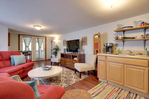 3 Mi to Great Smoky Mtn NP Riverfront Retreat Apartment in Townsend