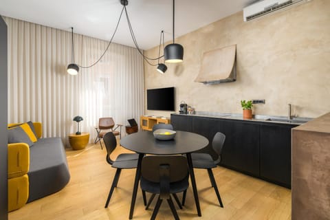 Communal lounge/ TV room, Kitchen or kitchenette, Living room, Seating area, Dining area, air conditioner