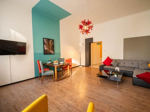 TV and multimedia, Living room, Decorative detail, Seating area, Dining area
