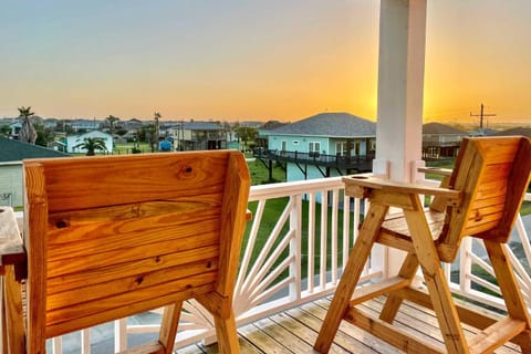 Walk to Crystal Beach Chic Family Retreat with Deck House in Bolivar Peninsula
