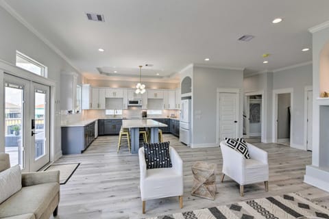 Walk to Crystal Beach Chic Family Retreat with Deck House in Bolivar Peninsula