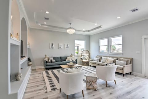 Walk to Crystal Beach Chic Family Retreat with Deck House in Bolivar Peninsula