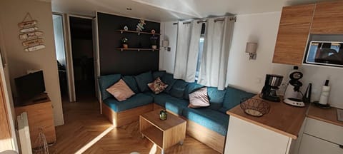 TV and multimedia, Kitchen or kitchenette, Living room, Seating area, Dining area