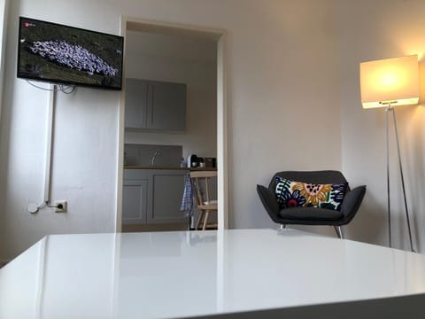 Photo of the whole room, Decorative detail