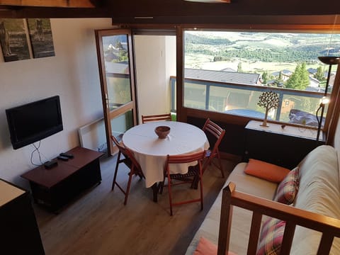 Communal lounge/ TV room, Balcony/Terrace, Living room, Seating area, Mountain view, cot