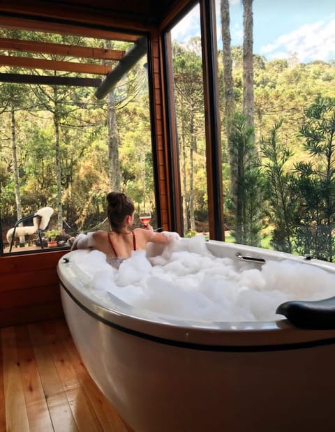 Hot Tub, Guests