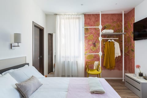 Bed, TV and multimedia, Photo of the whole room, Bedroom