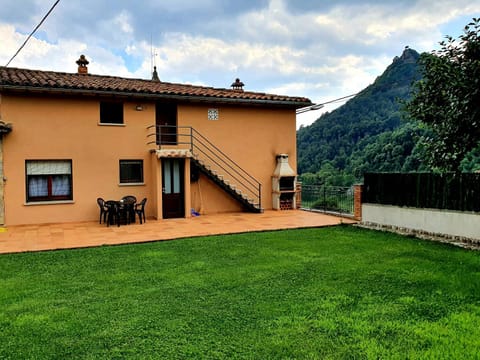 Property building, Day, Natural landscape, Garden, Mountain view