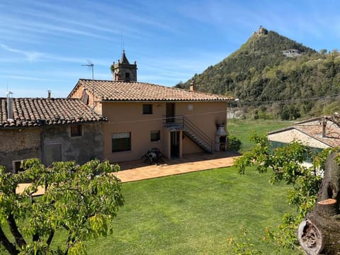Property building, Spring, Day, Natural landscape, Garden, Garden view, Mountain view