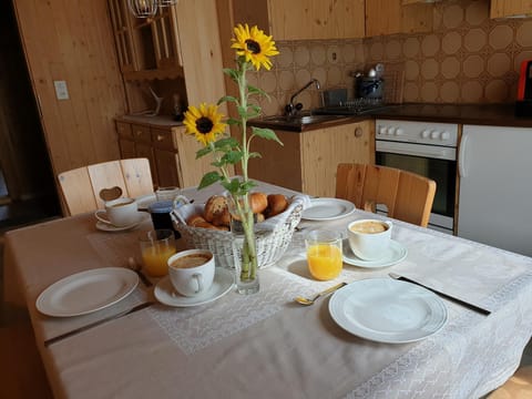 Coffee/tea facilities, Kitchen or kitchenette, Dining area