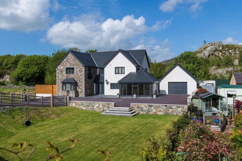 Arlyn, Padarn Lake Viewpoint in Snowdonia House in Wales