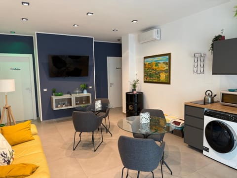 TV and multimedia, Kitchen or kitchenette, Living room, Dining area, stove, air conditioner
