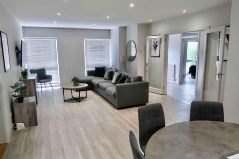 3 BR Bungalow close to Peak District with Garden House in Sheffield