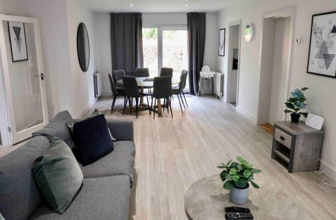 3 BR Bungalow close to Peak District with Garden House in Sheffield