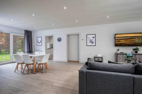 3 BR Bungalow close to Peak District with Garden House in Sheffield