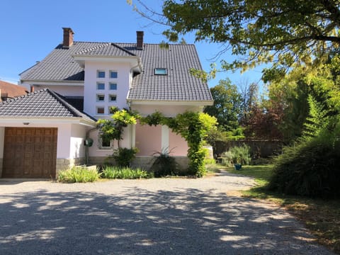 La Maison de la Douce Heure, 4 appartements climatisés avec jardin au centre ville proche des Thermes Apartment in Jura
