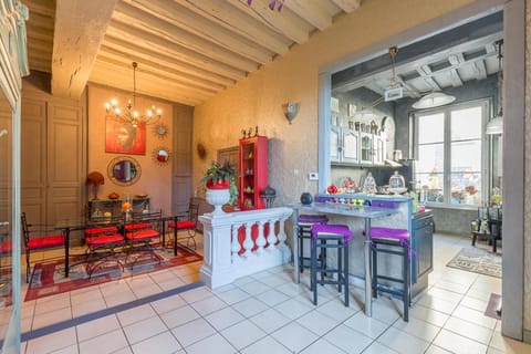 Kitchen or kitchenette, Seating area