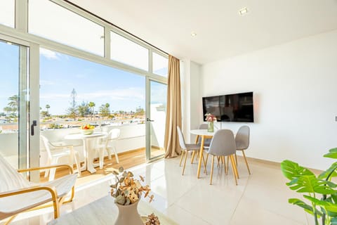 Day, TV and multimedia, View (from property/room), Balcony/Terrace, Living room, Seating area, Dining area