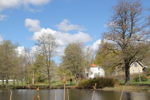 Property building, Nearby landmark, Day, Neighbourhood, Natural landscape, Fishing, Hiking, Hiking, Cycling, Lake view, Location