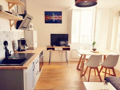 TV and multimedia, Kitchen or kitchenette, Dining area, oven, stove, toaster