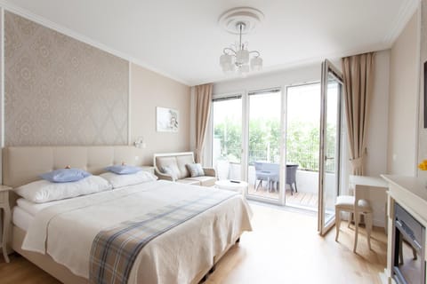 Photo of the whole room, Garden view