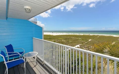 On the Beach, Walk to Village, Watch the Sunsets from Balcony House in Siesta Beach