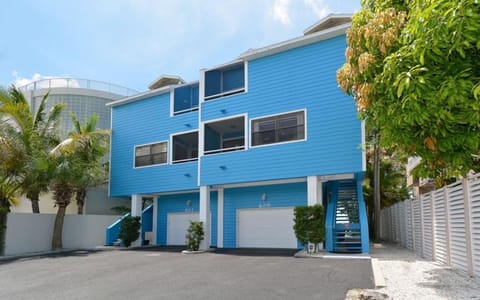 On the Beach, Walk to Village, Watch the Sunsets from Balcony House in Siesta Beach