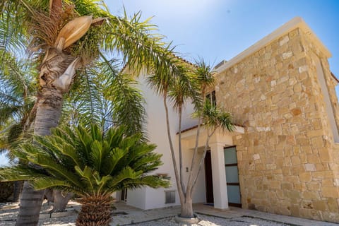 Property building, Facade/entrance, Day, Garden, Garden view