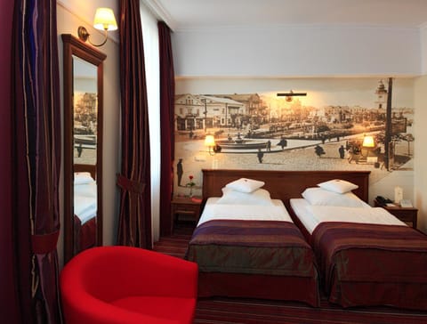 Bed, Photo of the whole room, Seating area, Bedroom