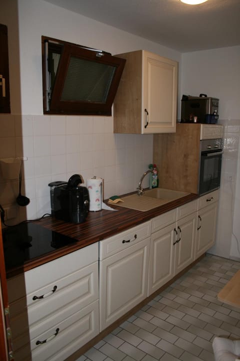 Kitchen or kitchenette, dishwasher, stove
