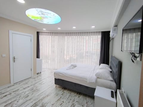 Shower, Toilet, Bathroom, TV and multimedia, Photo of the whole room, Seating area, Bedroom, Landmark view, Street view, Family, Quiet street view