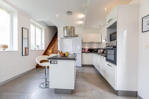 Kitchen or kitchenette, dishwasher