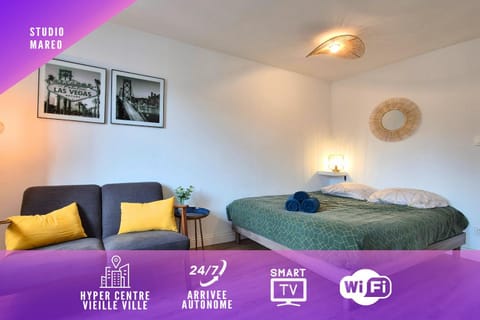 Bed, Living room, Photo of the whole room, Seating area, Bedroom