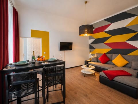TV and multimedia, Living room, Seating area, Dining area