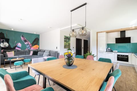 Kitchen or kitchenette, Living room, Seating area, Dining area, kitchen