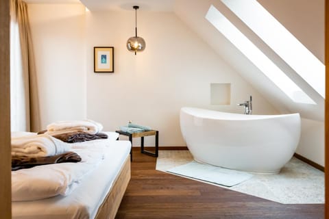 Property building, Bed, Photo of the whole room, Bedroom, Bath