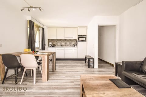 Kitchen or kitchenette, Seating area, Dining area, Communal kitchen