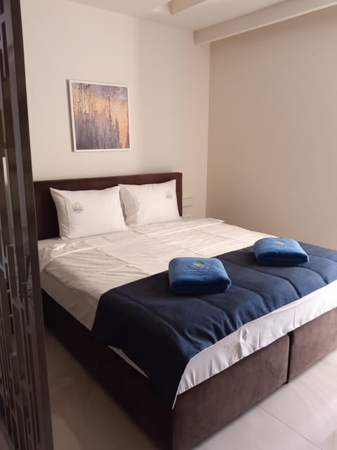 Bed, Bedroom, towels